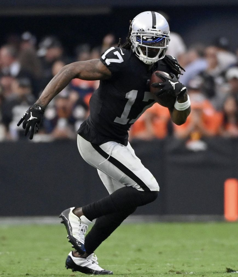 Throw a Pass to Raiders Wide Receiver Davante Adams in Las V