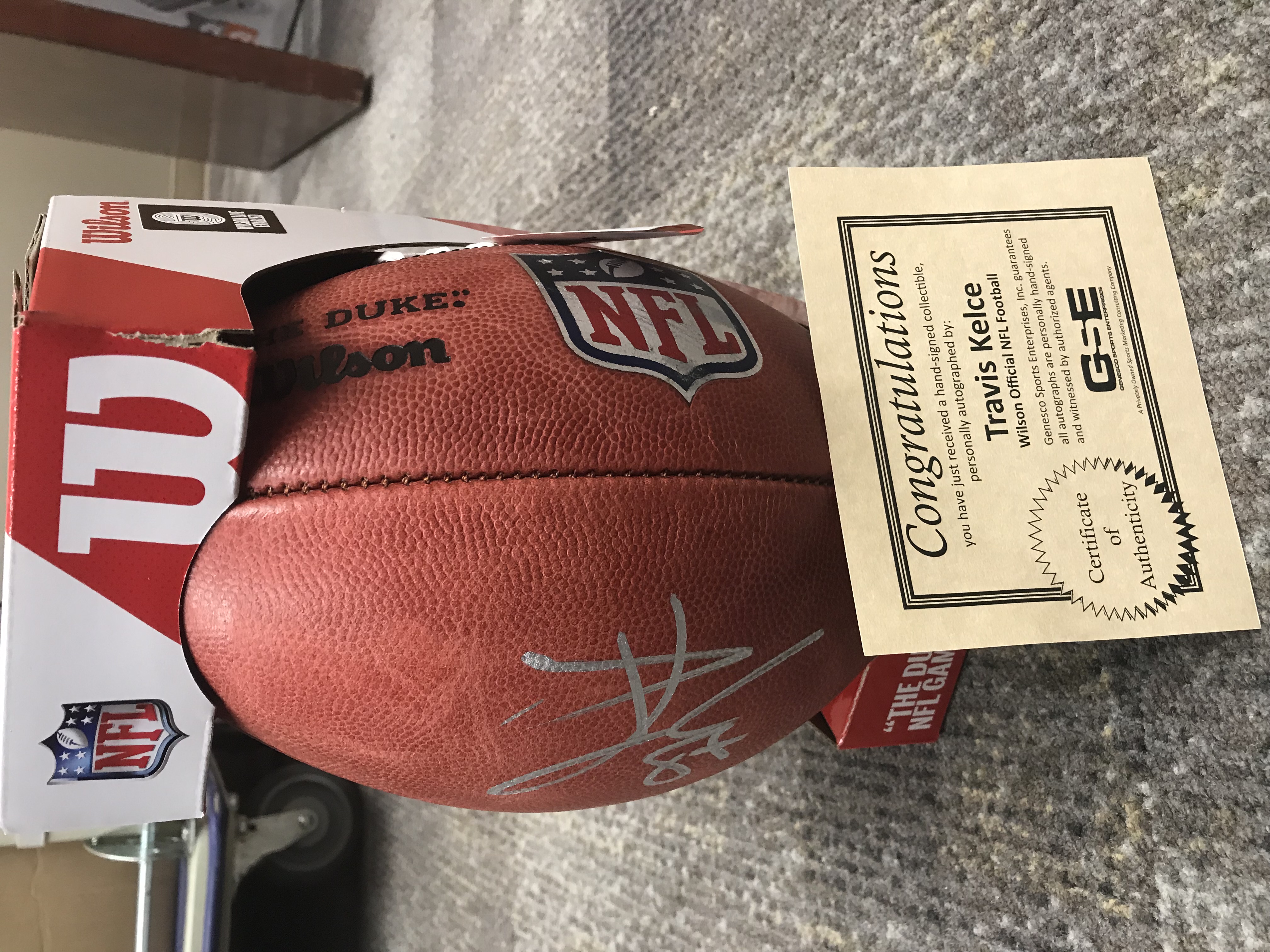 Travis Kelce Autographed Football, valor